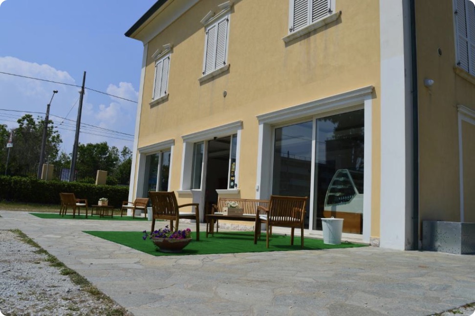 L’esterno e gli spazi all’aperto del Residence Margherita a Rimini